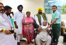 ਕੈਬਨਿਟ ਮੰਤਰੀ ਹਰਭਜਨ ਸਿੰਘ ਈ.ਟੀ.ਓ ਨੇ ਸੇਵਾ ਕੇਂਦਰ ’ਚ ਆਪਣਾ ਕੰਮ ਕਰਵਾਉਣ ਆਈ ਔਰਤ ਦੀ ਕੀਤੀ ਮਾਲੀ ਸਹਾਇਤਾ