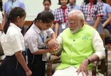 PM ਮੋਦੀ ਨੇ ਸਕੂਲੀ ਵਿਦਿਆਰਥਣਾਂ ਨਾਲ ਮਨਾਇਆ ਰੱਖੜੀ ਦਾ ਤਿਉਹਾਰ; ਇੱਕ ਬੱਚੀ ਨੇ ਬੰਨ੍ਹੀ ਬੇਹੱਦ ਖਾਸ ਰੱਖੜੀ