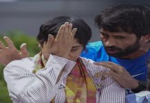 ਦਿੱਲੀ ਏਅਰਪੋਰਟ ‘ਤੇ ਵਿਨੇਸ਼ ਫੋਗਾਟ ਦਾ ਹੋਇਆ ਨਿੱਘਾ ਸਵਾਗਤ, ਬਜਰੰਗ-ਸਾਕਸ਼ੀ ਨੂੰ ਮਿਲ ਕੇ ਹੋਈ ਭਾਵੁਕ