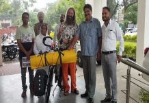 ਦੁਨੀਆ ਦਾ ਚੱਕਰ ਲਗਾਉਣ ਲਈ ਸਾਈਕਲ ਤੇ ਸਵਾਰ ਹੋ ਕੇ ਜਰਮਨ ਤੋਂ ਨਵਾਂ ਸ਼ਹਿਰ ਪਹੁੰਚਿਆ ਵਿਅਕਤੀ, ਡਿਪਟੀ ਕਮਿਸ਼ਨਰ ਨੇ ਕੀਤਾ ਸਵਾਗਤ