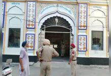 ਸ਼ਰਾਰਤੀ ਅਨਸਰ ਨੇ ਗੁਰਦੁਆਰਾ ਸਾਹਿਬ ਦੀਆਂ ਖਿੜਕੀਆਂ ਦੇ ਸ਼ੀਸ਼ੇ ਪੱਥਰ ਮਾਰ ਕੇ ਤੋੜੇ, ਪੁਲਿਸ ਮਾਮਲੇ ਦੀ ਜਾਂਚ ‘ਚ ਜੁਟੀ