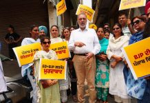 “ਮੋਦੀ ਸਰਕਾਰ ਵੱਲੋਂ ਲੋਕਤੰਤਰ ਦਾ ਕਤਲ”: ਸੰਜੀਵ ਅਰੋੜਾ ਖਿਲਾਫ ਈਡੀ ਦੀ ਕਾਰਵਾਈ ਨੂੰ ਲੈ ਕੇ ‘ਆਪ’ ਨੇ ਪੰਜਾਬ ਭਰ ਵਿੱਚ ਭਾਜਪਾ ਦਫ਼ਤਰਾਂ ਦਾ ਕੀਤਾ ਘਿਰਾਓ