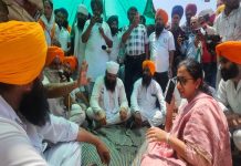 ਹੜਤਾਲ ’ਤੇ ਬੈਠੇ ਕਿਸਾਨਾਂ ਦਰਮਿਆਨ ਪੁੱਜੇ SDM, ਭਰੋਸੇ ਮਗਰੋਂ ਧਰਨਾ ਕੀਤਾ ਖਤਮ