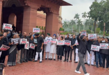 ਕਾਂਗਰਸ ਦਾ ਭਾਜਪਾ ਖਿਲਾਫ਼ Black Protest, ਕਾਲੇ ਕੱਪੜੇ ਪਾ ਕੇ ਸੰਸਦ ਦੇ ਬਾਹਰ ਪਹੁੰਚੇ ਰਾਹੁਲ ਗਾਂਧੀ