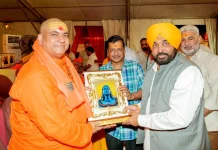 ਆਪ ਦੇ ਕੌਮੀ ਕਨਵੀਨਰ ਅਰਵਿੰਦ ਕੇਜਰੀਵਾਲ ਅਤੇ ਮੁੱਖ ਮੰਤਰੀ ਭਗਵੰਤ ਸਿੰਘ ਮਾਨ ਪਠਾਨਕੋਟ ਵਿੱਚ ‘ਇੱਕ ਸ਼ਾਮ ਭਗਵਾਨ ਸ਼ਿਵ ਕੇ ਨਾਮ’ ਭਜਨ ਸੰਧਿਆ ਵਿੱਚ ਸ਼ਾਮਲ ਹੋਏ