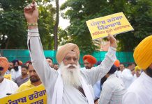 ਚੋਣਾਂ ਤੋਂ ਪਹਿਲਾਂ ਈਡੀ ਦੇ ਛਾਪਿਆਂ ਵਿਰੁੱਧ ‘ਆਪ’ ਆਗੂਆਂ ਤੇ ਵਰਕਰਾਂ ਦਾ ਪ੍ਰਦਰਸ਼ਨ, ਈਡੀ ਦੀ ਟੀਮ ਦਾ ਘੇਰਾਓ ਕਰ ਕੇ ਬੀਜੇਪੀ ਦੀ ਕੇਂਦਰ ਸਰਕਾਰ ਖ਼ਿਲਾਫ਼ ਕੀਤੀ ਨਾਅਰੇਬਾਜ਼ੀ